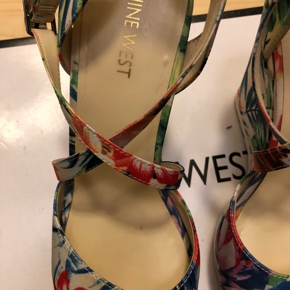 Nine West floral wedge sandals - Picture 4 of 6